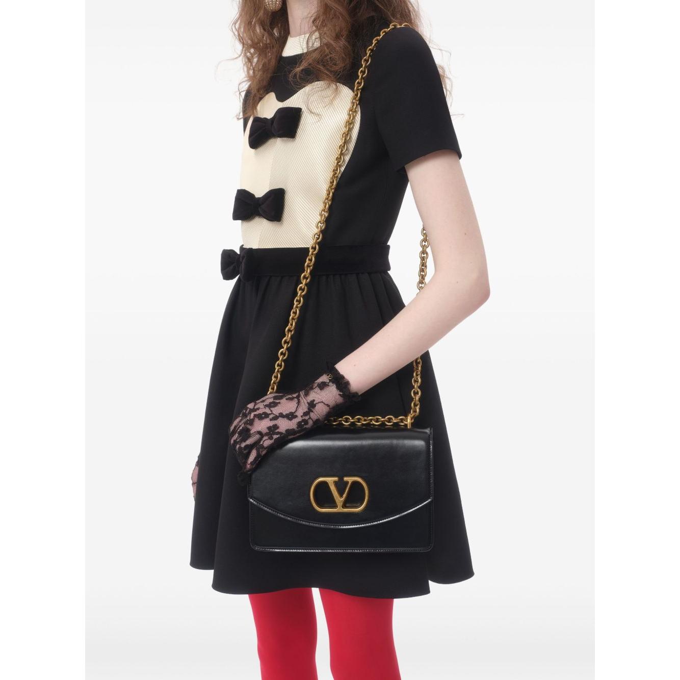 Front view with bag zipped and handles upright.