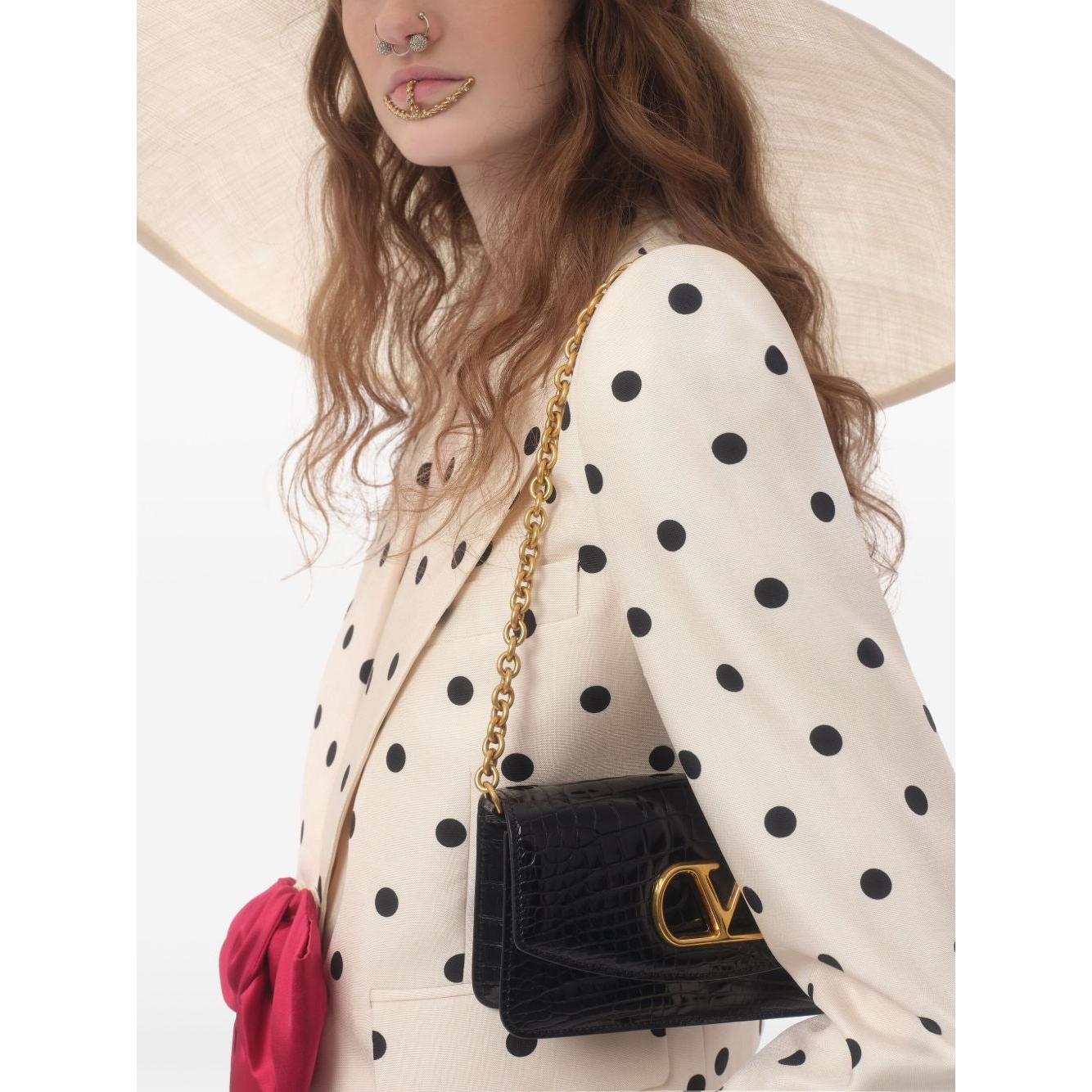 Front view with bag zipped and handles upright.