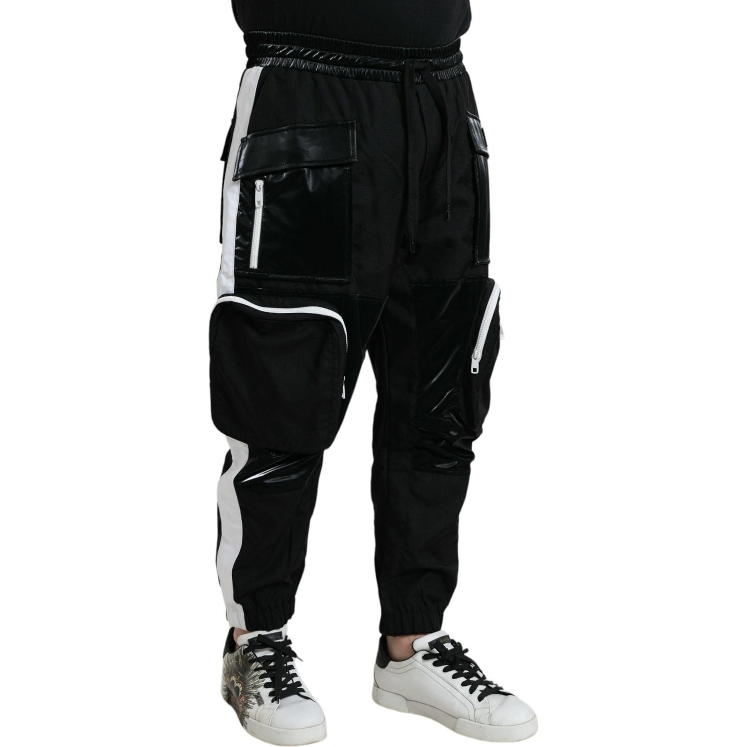 Front view with bag zipped and handles upright.