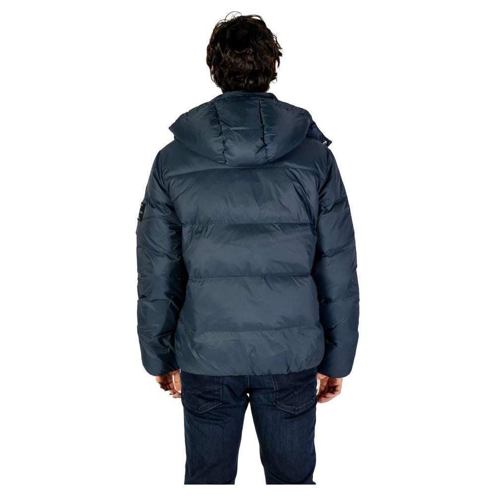 Front view with bag zipped and handles upright.