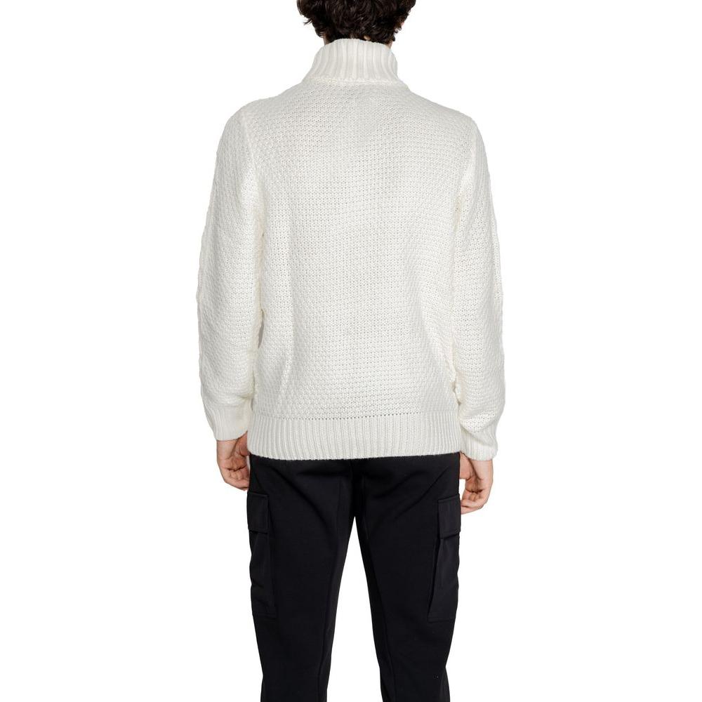 Front view with bag zipped and handles upright.