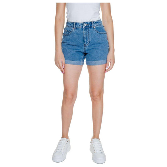 Woman wearing Vero Moda light blue cotton shorts, perfect for spring and summer, made of 80% cotton and 20% polyester, front view.