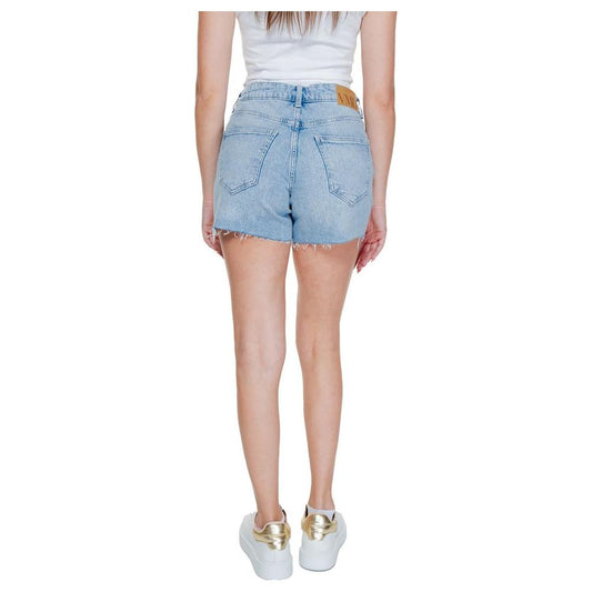 Woman wearing Vero Moda light blue cotton shorts, spring/summer collection, back view, casual style with white sneakers.