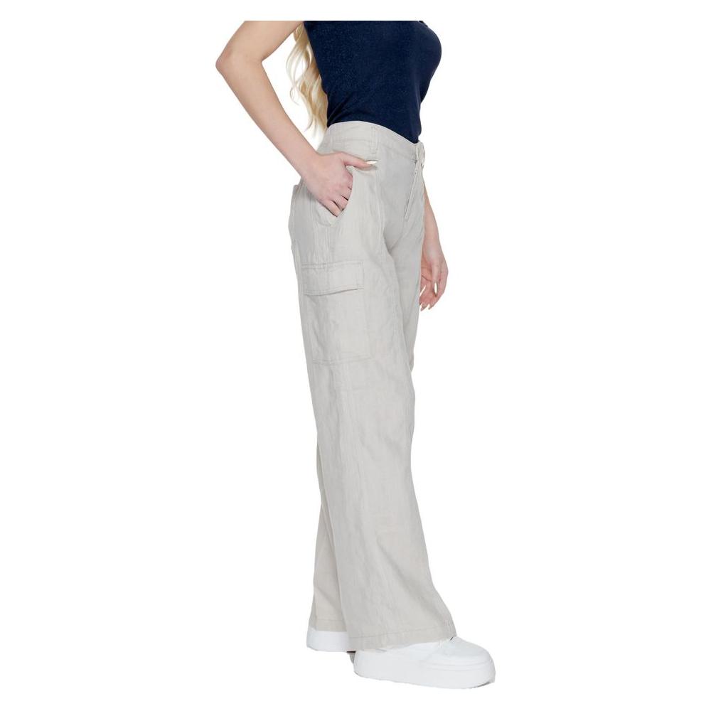 Front view with bag zipped and handles upright.