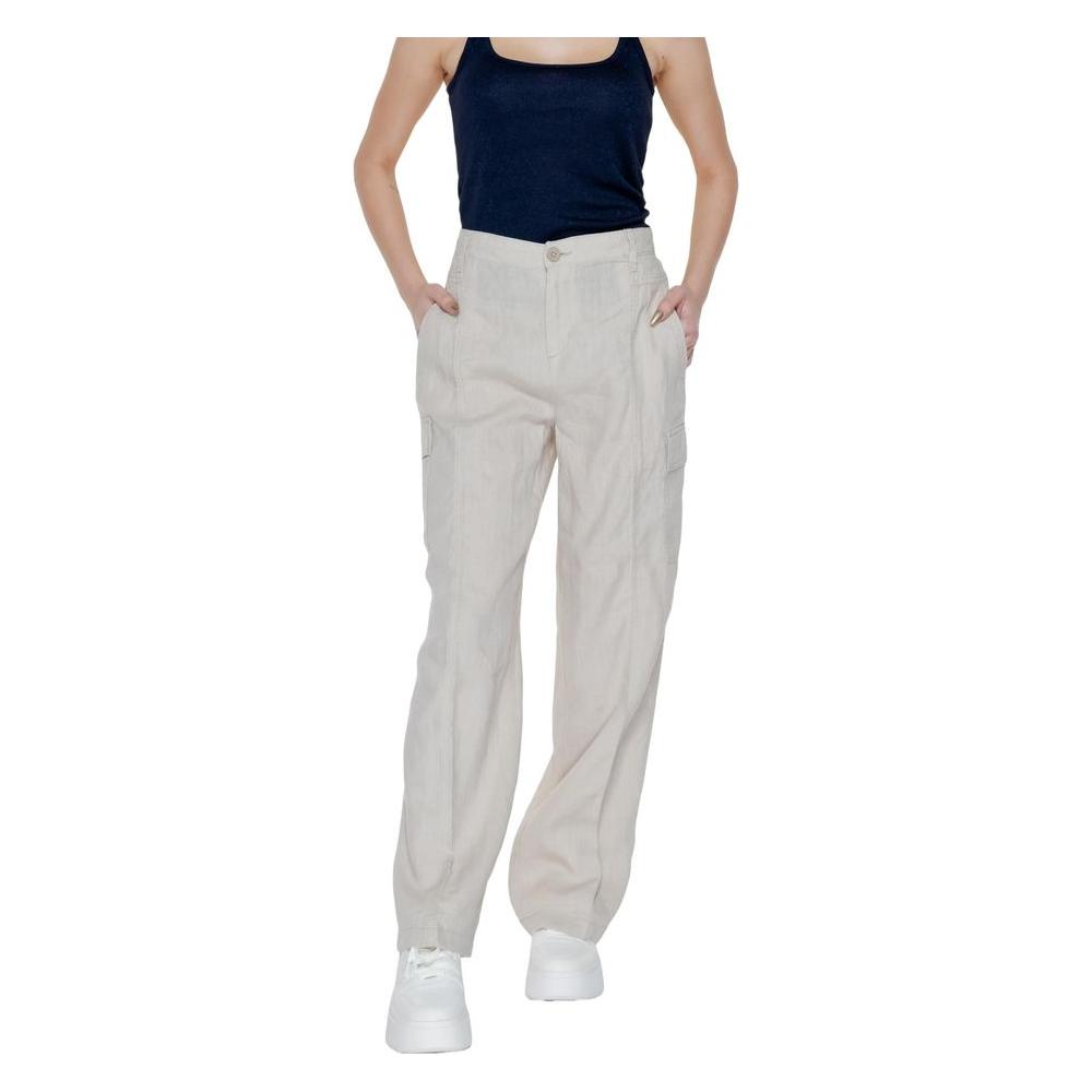 Front view with bag zipped and handles upright.