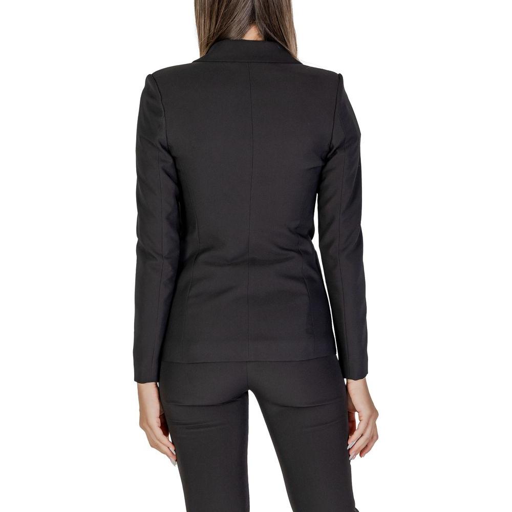 Front view with bag zipped and handles upright.