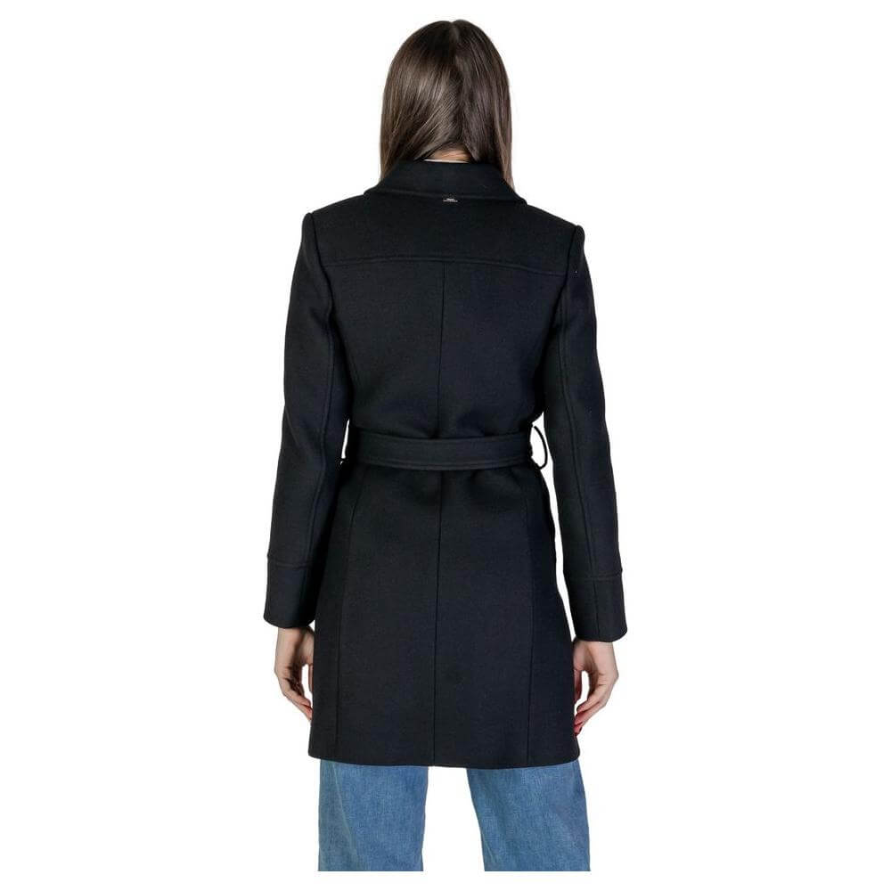 Front view with bag zipped and handles upright.