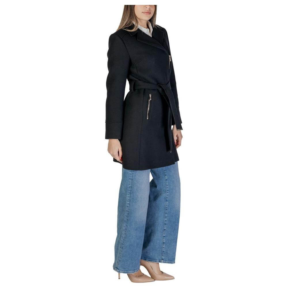 Front view with bag zipped and handles upright.