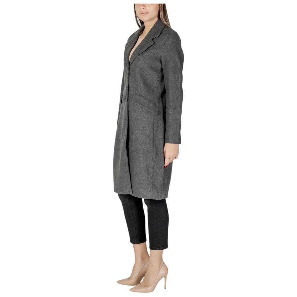 Front view with bag zipped and handles upright.