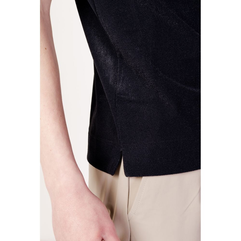 Front view with bag zipped and handles upright.