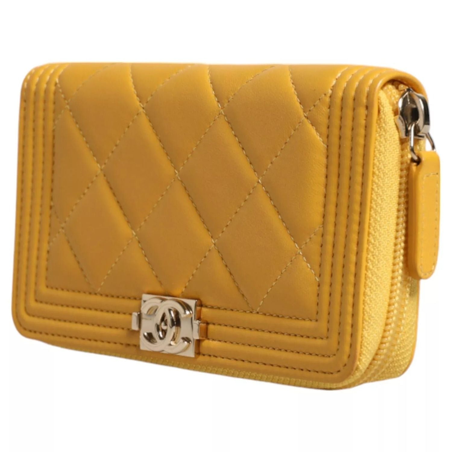 Front view with bag zipped and handles upright.