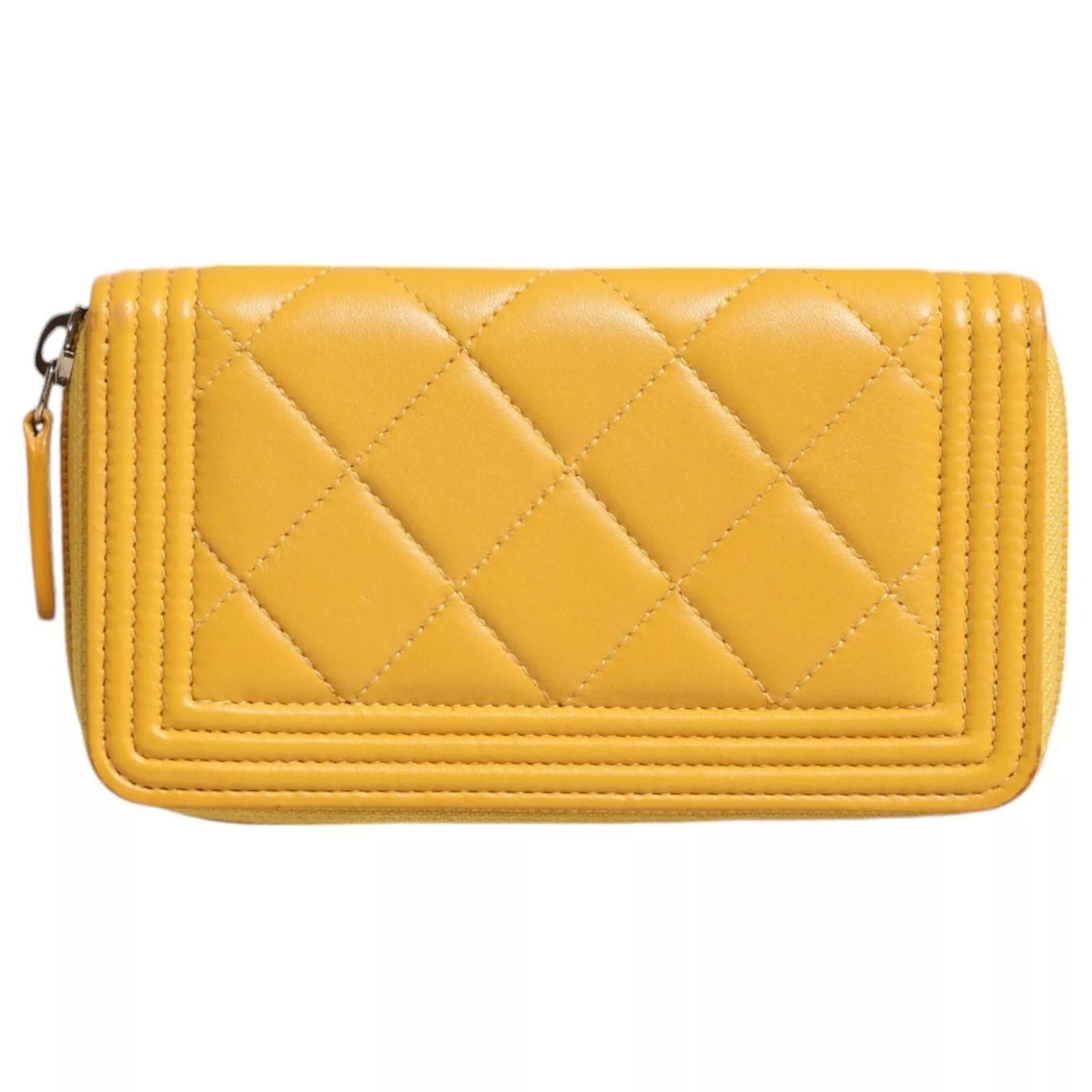 Front view with bag zipped and handles upright.