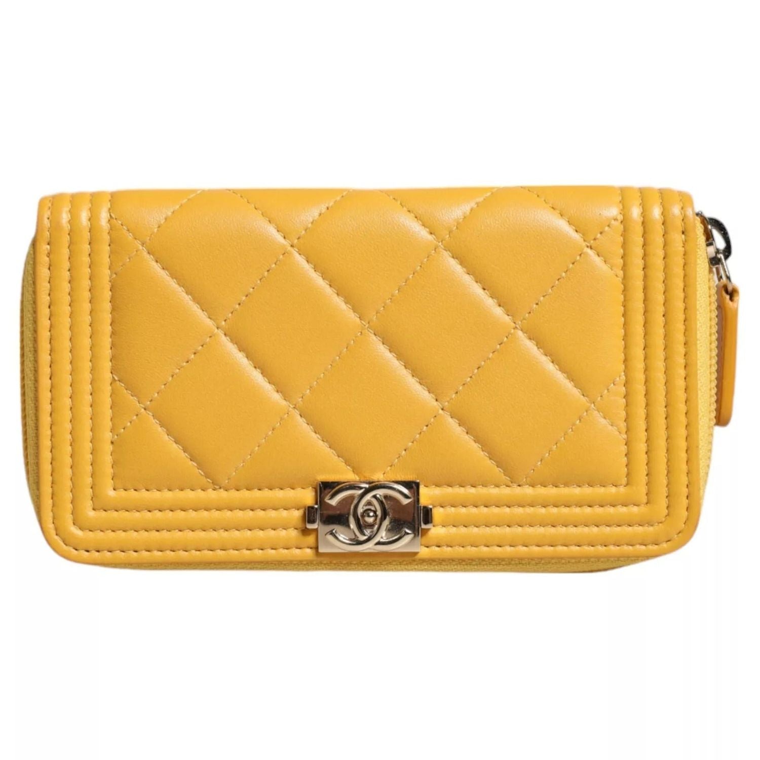 Front view with bag zipped and handles upright.