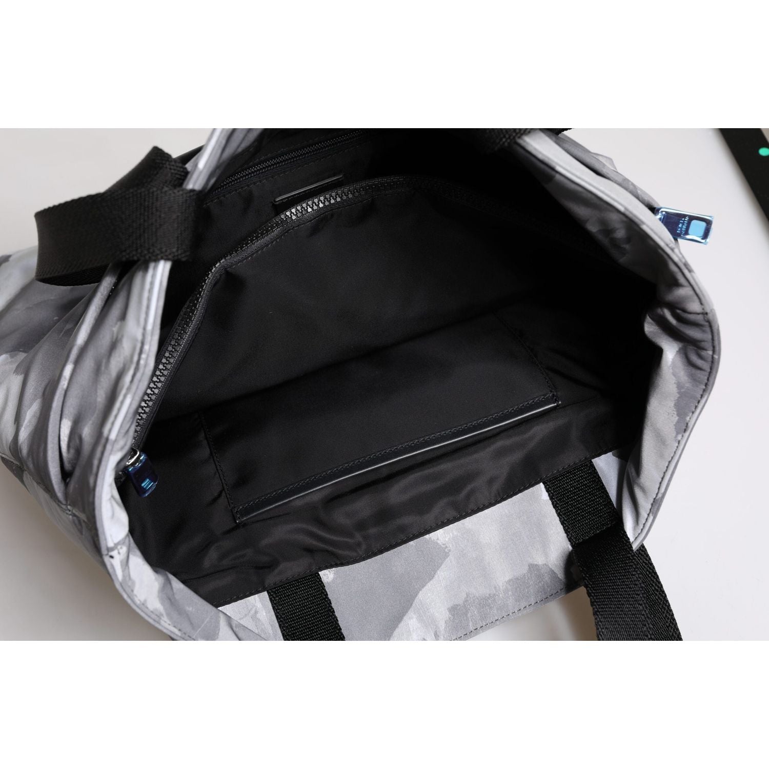 Front view with bag zipped and handles upright.