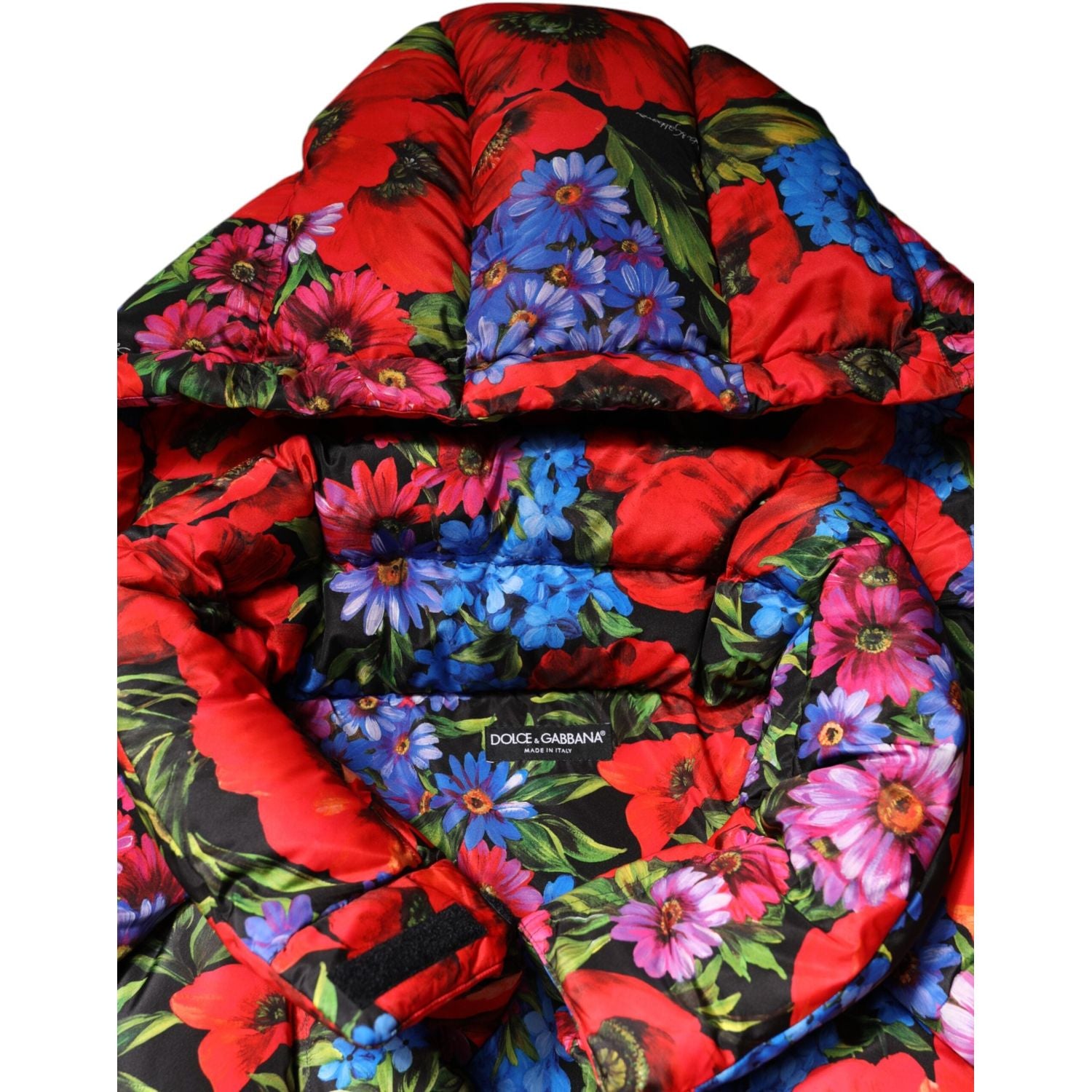 Front view with bag zipped and handles upright.